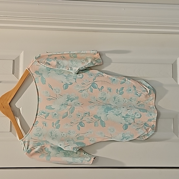 Beautiful pastel floral Guess top in size M - Picture 2 of 6